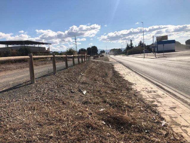 El Ayuntamiento de Lorca ejecuta labores de limpieza y desbroce en la vía verde de la antigua carretera de Águilas - 1, Foto 1