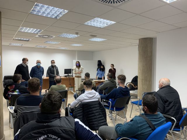 La alcaldesa entrega los diplomas formativos a los alumnos que han superado con éxito los cursos para el fomento del sector pesquero impartidos en Águilas - 1, Foto 1