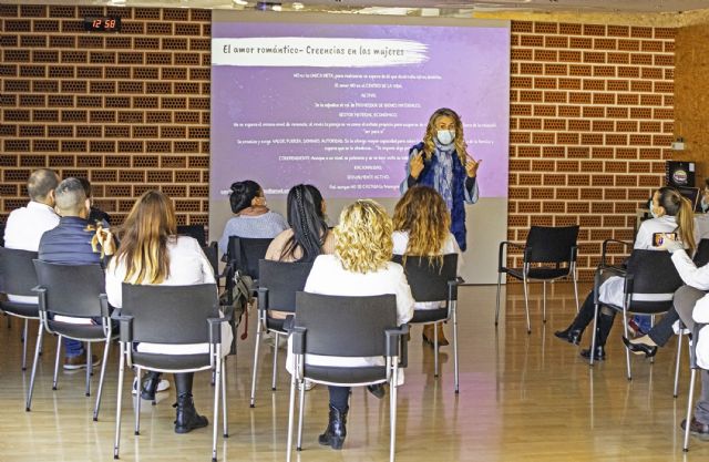El CAVI imparte al personal de Fripozo una charla sobre sensibilización en violencia de género - 1, Foto 1