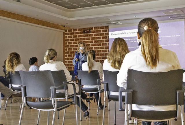 El CAVI imparte al personal de Fripozo una charla sobre sensibilización en violencia de género - 2, Foto 2