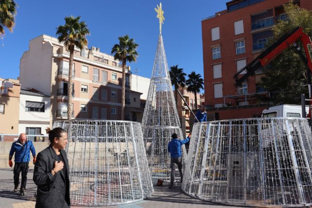 El Ayuntamiento de Lorca elabora 16 árboles de Navidad nuevos y suma 30 en propiedad que decorarán las calles y plazas de todo el término municipal - 1, Foto 1
