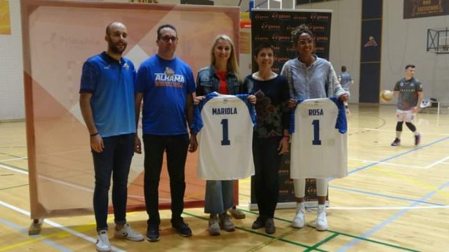 El CB Alhama de Murcia dona a DGenes 256 euros recaudados en un sorteo realizado el da de la presentacin de los equipos del club, Foto 1