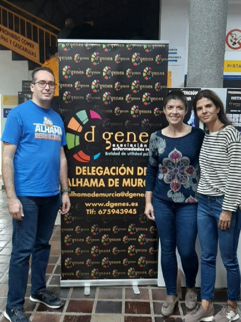 El CB Alhama de Murcia dona a DGenes 256 euros recaudados en un sorteo realizado el da de la presentacin de los equipos del club, Foto 2