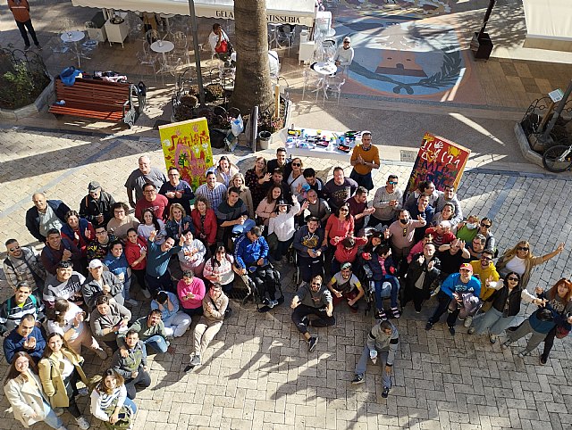Taller de pintura de la mano de Javier Espinosa con motivo del Día Internacional de las Personas con Discapacidad - 1, Foto 1