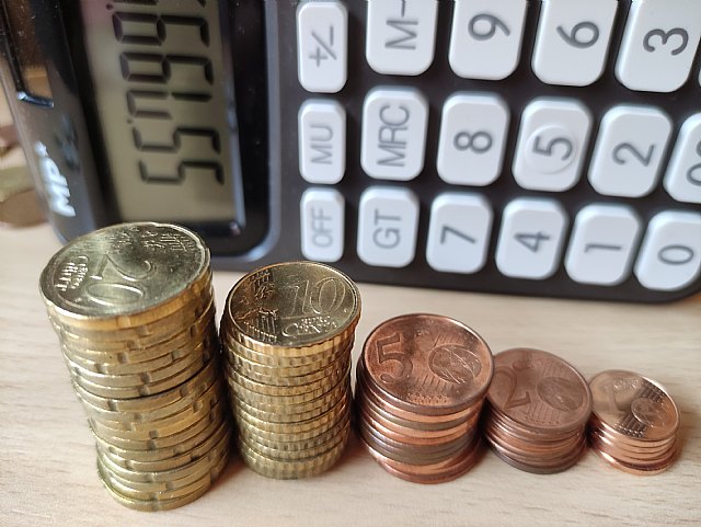 Los contribuyentes aún pueden conseguir más de 10.000€ en ayudas por comprar un coche eléctrico antes de que acabe el año - 1, Foto 1