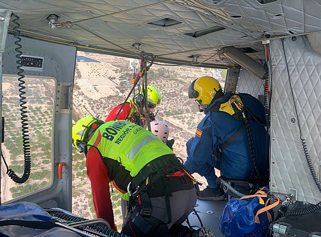 Servicios de emergencias auxilian a una escaladora enganchada en su cuerda de descenso en Fortuna - 1, Foto 1