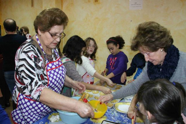 La Concejalía de Juventud celebra el taller intergeneracional de dulces tradicionales de Navidad - 1, Foto 1