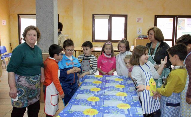 La Concejalía de Juventud celebra el taller intergeneracional de dulces tradicionales de Navidad - 2, Foto 2
