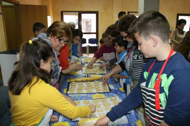 La Concejalía de Juventud celebra el taller intergeneracional de dulces tradicionales de Navidad - 3, Foto 3