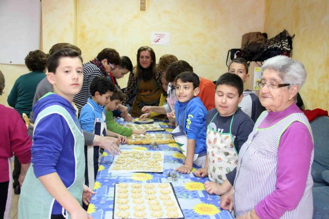 La Concejalía de Juventud celebra el taller intergeneracional de dulces tradicionales de Navidad - 4, Foto 4