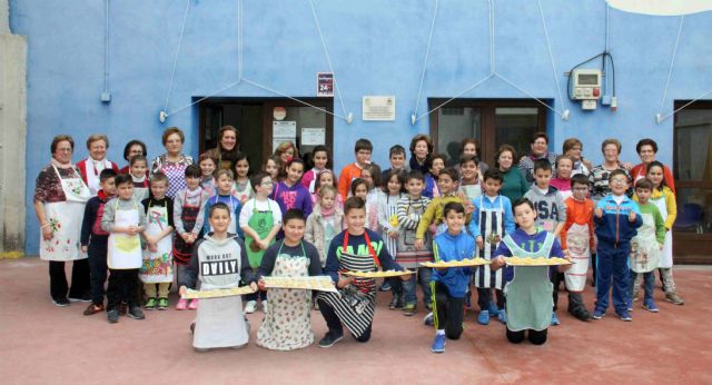 La Concejalía de Juventud celebra el taller intergeneracional de dulces tradicionales de Navidad - 5, Foto 5