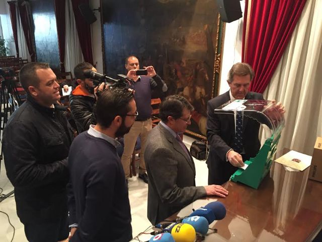 La Federación Murciana de Fútbol entrega al Ayuntamiento 18 desfibriladores - 1, Foto 1