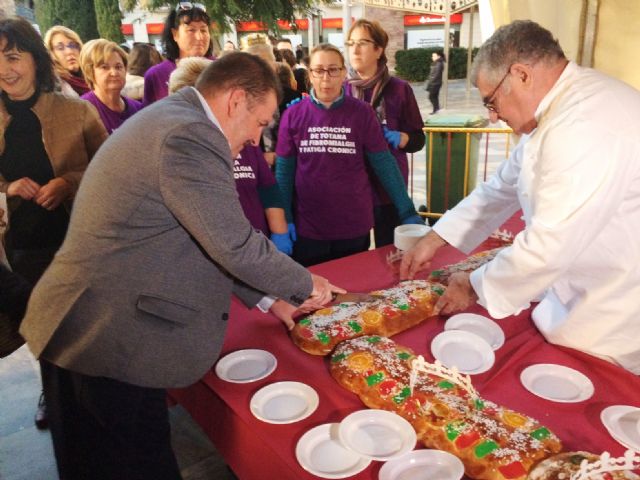 The activity of the "Roscn de Reyes Solidario" is resumed in favor of the Association of Fibromyalgia and Chronic Fatigue of Totana (ASTOFIBROM), Foto 3