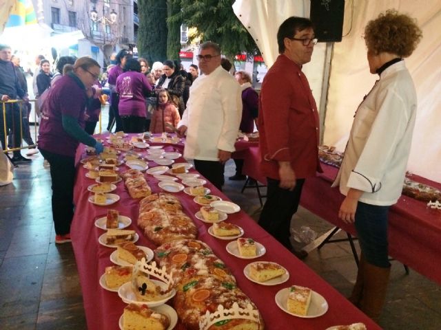 The activity of the "Roscn de Reyes Solidario" is resumed in favor of the Association of Fibromyalgia and Chronic Fatigue of Totana (ASTOFIBROM), Foto 4