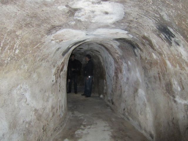 Patrimonio Arqueologico elimina los escombros y la tierra del interior del Refugio de La Serreta - 1, Foto 1