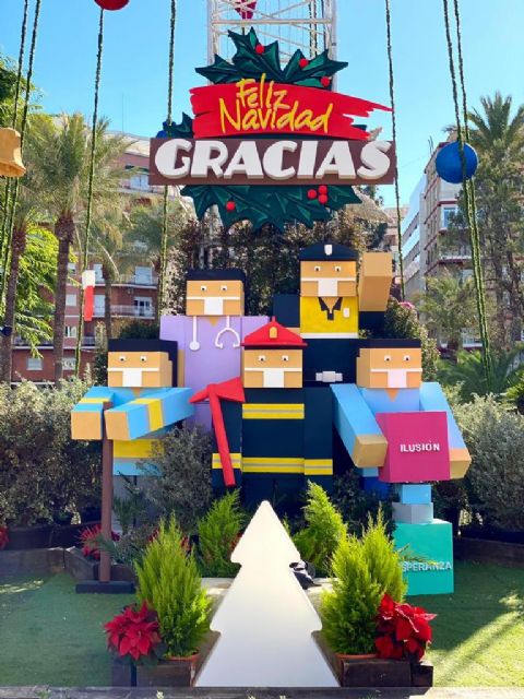 El Ayuntamiento de Murcia rinde homenaje a los profesionales que han combatido la pandemia en el Gran Árbol de Navidad - 1, Foto 1