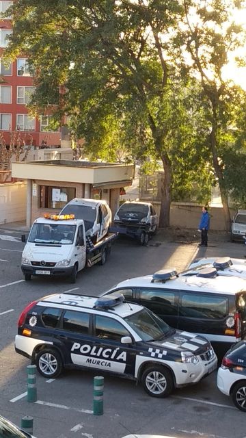 Comienza la retirada y traslado al desguace de más de 100 vehículos municipales en desuso del parque móvil - 1, Foto 1