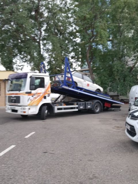 Comienza la retirada y traslado al desguace de más de 100 vehículos municipales en desuso del parque móvil - 2, Foto 2