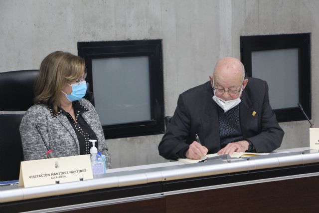 El Ayuntamiento de San pedro del Pinatar entrega el título de Hijo Predilecto a D. Miguel Pérez Fernández - 2, Foto 2