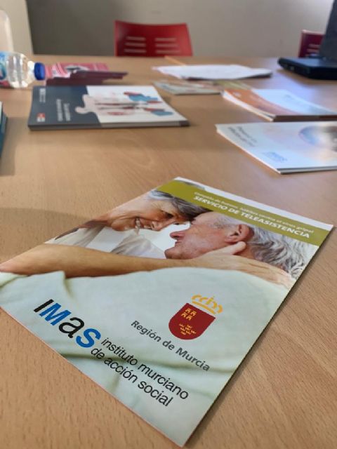 Más de 6.500 personas dependientes reciben el servicio de teleasistencia en la Región - 1, Foto 1