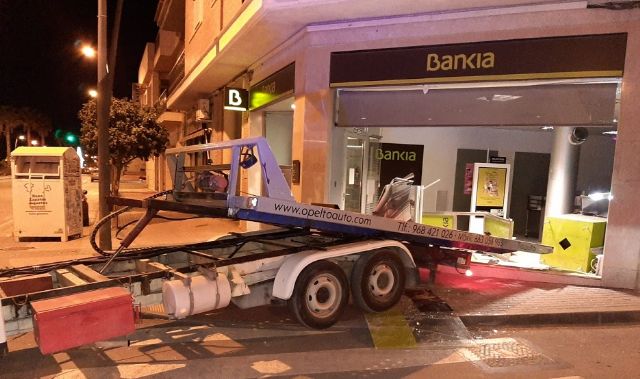 La rápida actuación de Policía Local de Lorca permite abortar el robo en un cajero bancario por el método de alunizaje en la pedanía de La Hoya - 1, Foto 1