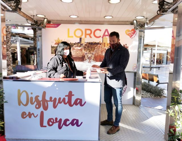 La concejalía de Turismo relanza el Punto de Información Turística móvil con una nueva imagen para atraer más visitantes y turistas a Lorca y, como novedad, potenciar nuestra rica oferta turística diversificada entre los lorquinos - 2, Foto 2