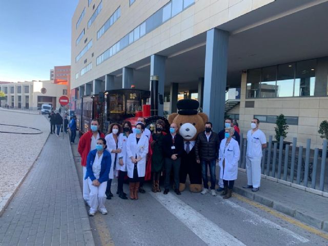 Los Pajes Reales entregan juguetes a los niños de hospitalizados de la Arrixaca a través del Tren Real - 1, Foto 1