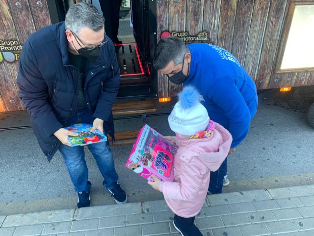 Los Pajes Reales entregan juguetes a los niños de hospitalizados de la Arrixaca a través del Tren Real - 2, Foto 2