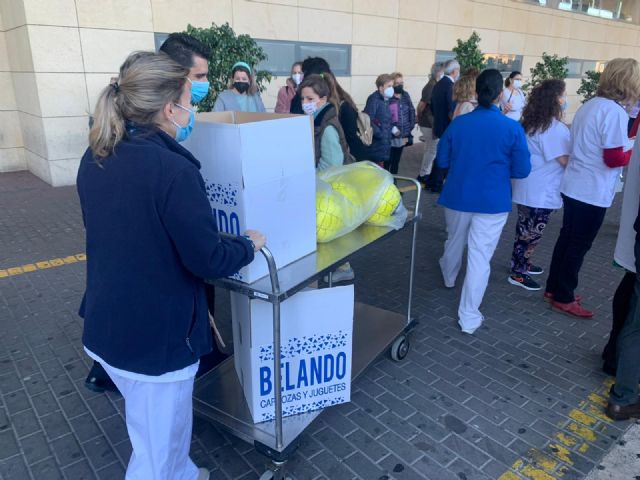 Los Pajes Reales entregan juguetes a los niños de hospitalizados de la Arrixaca a través del Tren Real - 3, Foto 3