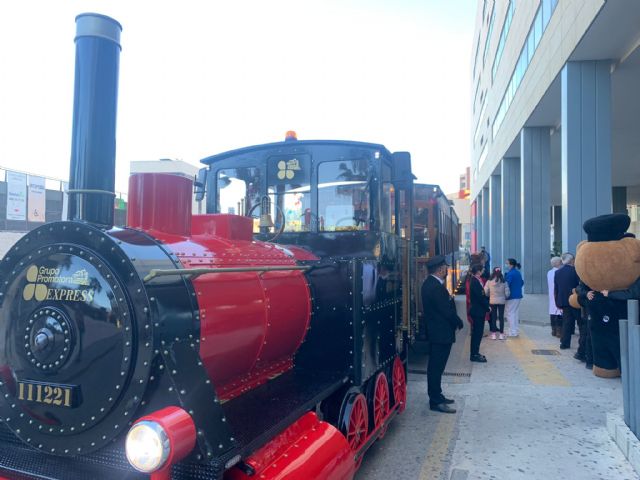 Los Pajes Reales entregan juguetes a los niños de hospitalizados de la Arrixaca a través del Tren Real - 4, Foto 4