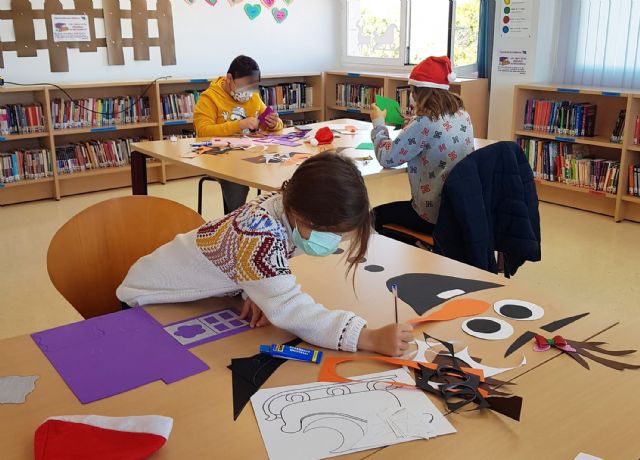 Talento y creatividad en los talleres de manualidades navideñas de la Concejalía de Juventud - 1, Foto 1