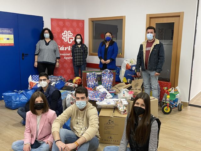 NNGG Águilas entrega a Cáritas la ropa y los juguetes recogidos en su campaña solidaria - 1, Foto 1