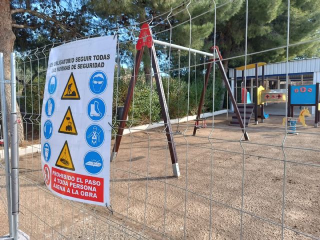 La alcaldesa visita las obras de reparación y mejora del parque infantil de Góñar en Puerto Lumbreras - 2, Foto 2