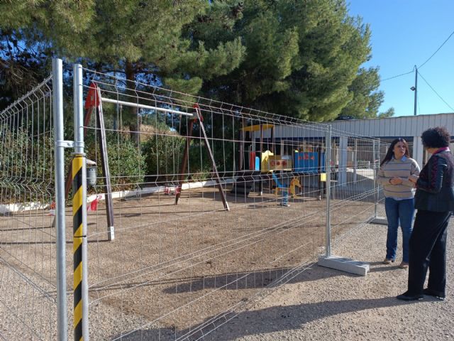 La alcaldesa visita las obras de reparación y mejora del parque infantil de Góñar en Puerto Lumbreras - 3, Foto 3