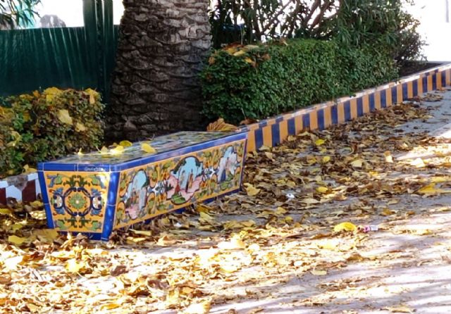La empresa de mantenimiento de zonas verdes de Jumilla deja de realizar parte de los trabajos de limpieza en los jardines - 1, Foto 1