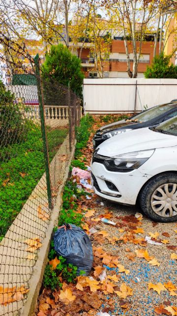 Un solo barrendero para todo el Barrio, tres para el resto de la ciudad hasta San Antonio, además de la máquina barredora rota - 4, Foto 4