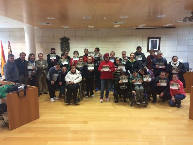 Un calendario ilustra imágenes de los usuarios de los Centros de Día para la Discapacidad de Totana, Foto 1