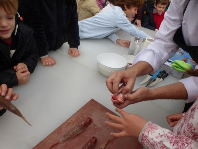 Más de 25 niños participaron ayer en el primer taller de cocina infantil “Pescados con Arte” impartido por el chef cartagenero, Pablo Martínez - 2, Foto 2