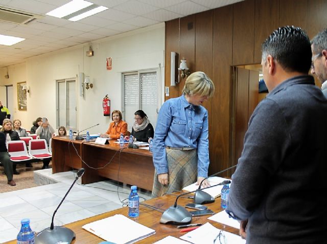 Minuto de silencio por el fallecimiento del ex concejal López Juárez. Toma posesión la nueva edil del PSOE, Susana Valcárcel - 2, Foto 2