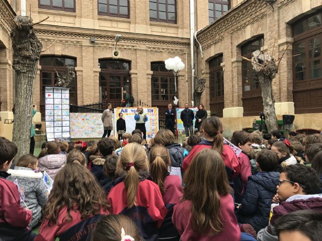 Numerosos centros de la Región se suman al Día Escolar de la No violencia y la Paz con diferentes actividades - 1, Foto 1