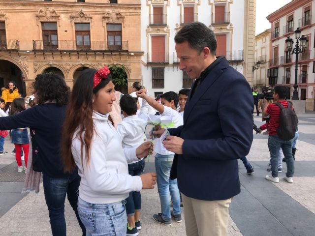 Más de 100 escolares del colegio Casa del Niño celebran el Día de la Paz con una visita al Ayuntamiento y una actuación en Plaza de España - 1, Foto 1