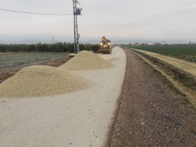 El concejal de Pedanías reitera que se trabaja en la reparación del camino de La Parada que podría estar acabado en unos días - 1, Foto 1