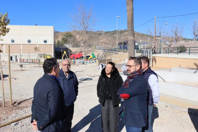 El alcalde de Lorca visita la fase final de los trabajos de ampliación y remodelación del Parque de San Antonio, ejecutados a través de la Concejalía de Desarrollo Local - 2, Foto 2