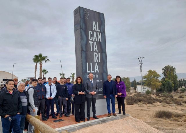 Un tótem luminoso elaborado por estudiantes del IES Sanje da la bienvenida a la entrada de Alcantarilla desde la autovía - 1, Foto 1