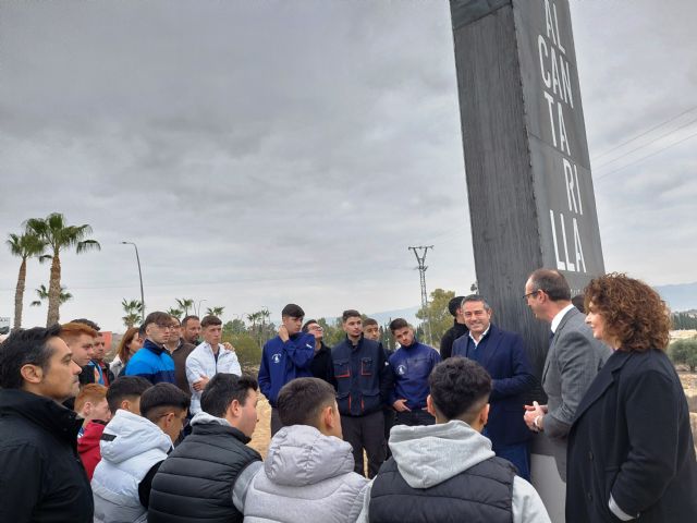 Un tótem luminoso elaborado por estudiantes del IES Sanje da la bienvenida a la entrada de Alcantarilla desde la autovía - 2, Foto 2