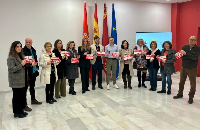 El Ayuntamiento y el Real Murcia entregan los primeros abonos a familias en situación de vulnerabilidad - 1, Foto 1