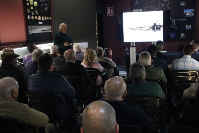 Diego Quevedo imparte una conferencia sobre el abordaje y hundimiento del submarino C4 - 3, Foto 3