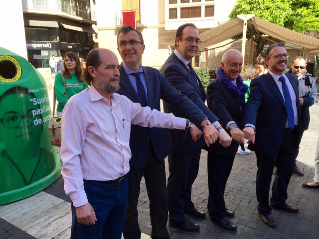 Los murcianos podrán colaborar en la decoración del nuevo pabellón infantil de La Arrixaca reciclando vidrio - 1, Foto 1