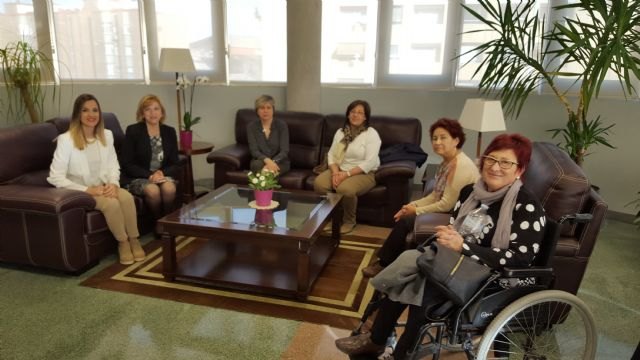 Familia coordina con Aspajunide la atención de los mayores del centro de día de Jumilla - 1, Foto 1