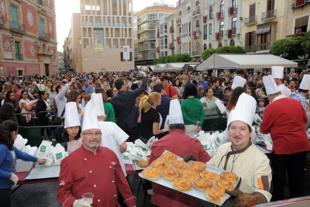 Miles de personas celebran el 8° Día del Pastel de carne con una gran fiesta en Belluga - 3, Foto 3